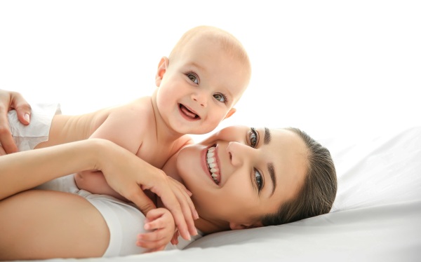Viete, ako sa najlepšie postarať o novorodeniatko? – Kúpanie a prebaľovanie