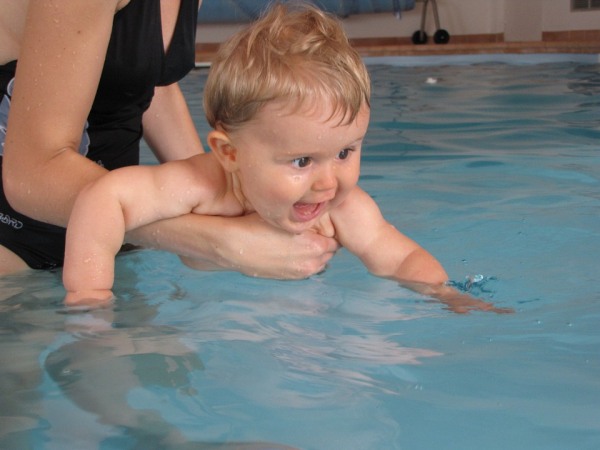 Reflexy, plávanie mnalých detí